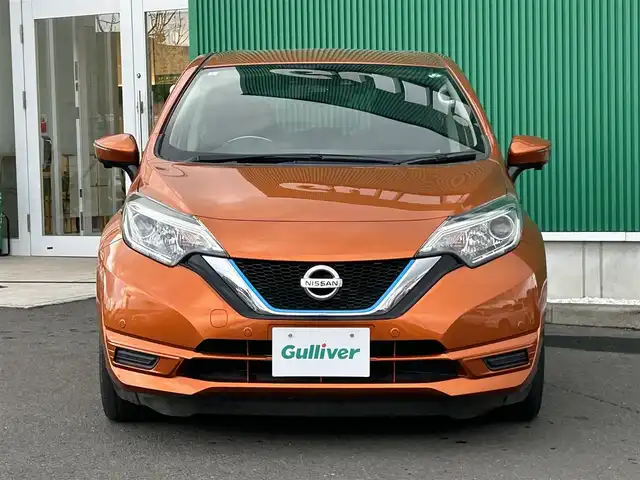日産 ノート e－パワー X Vセレクション 宮城県 2020(令2)年 6万km プレミアムコロナオレンジ インテリジェントクルーズコントロールセット/・インテリジェントクルーズコントロール/・車線逸脱防止支援システム/＝＝＝/インテリジェントエマージェンシーブレーキ/車線逸脱警報/踏み間違い衝突防止アシスト/フロント＆バックソナー/純正ナビ（MM319D-W）/・CD/DVD/・Bluetooth/・フルセグTV/ドライブレコーダー/ETC/LEDヘッドランプ/ハイビームアシスト/オートライト/スマートキー＆プッシュスタート/助手席回転シート/電動格納ミラー/純正15インチAW/純正フロアマット/Wエアバッグ