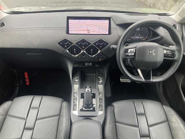 ＤＳオートモビル シトロエン ＤＳ３ クロスバック オペラ ブルーHDi 熊本県 2023(令5)年 1.3万km グレーⅡ ・スマートキー/・プッシュスタート/・レーンキープアシスト/・アクティブセーフティブレーキ/・道路標識認識/・ブラインドスポットモニター/・パーキングセンサー/・インテリジェントハイビーム/・アダプティブライト/・クルーズコントロール(追従式)/・黒革シート/・D席パワーシート/・前席シートヒーター /・純正メモリナビ/　【Bluetooth・USB・AppleCarPlay・AndroidAuto】/・バックカメラ＆フロントカメラ/・ワイヤレス充電/・ETC/・LEDヘッドランプ/・純正マット