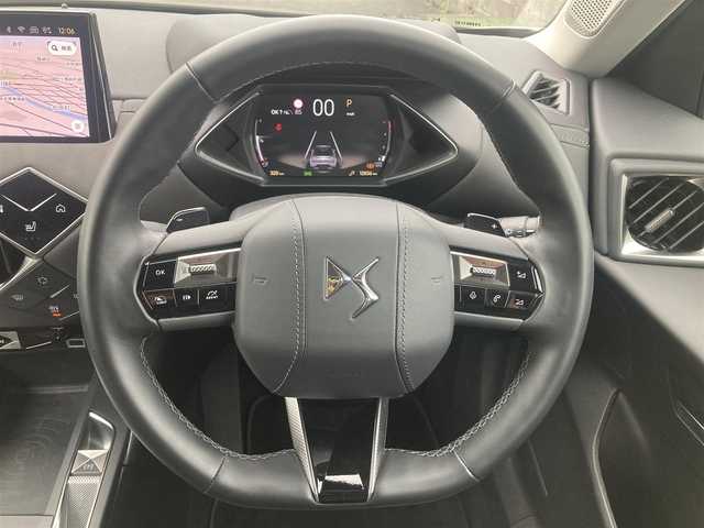 ＤＳオートモビル シトロエン ＤＳ３ クロスバック オペラ ブルーHDi 熊本県 2023(令5)年 1.3万km グレーⅡ ・スマートキー/・プッシュスタート/・レーンキープアシスト/・アクティブセーフティブレーキ/・道路標識認識/・ブラインドスポットモニター/・パーキングセンサー/・インテリジェントハイビーム/・アダプティブライト/・クルーズコントロール(追従式)/・黒革シート/・D席パワーシート/・前席シートヒーター /・純正メモリナビ/　【Bluetooth・USB・AppleCarPlay・AndroidAuto】/・バックカメラ＆フロントカメラ/・ワイヤレス充電/・ETC/・LEDヘッドランプ/・純正マット