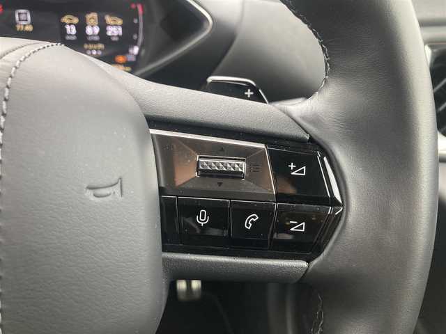 ＤＳオートモビル シトロエン ＤＳ３ クロスバック オペラ ブルーHDi 熊本県 2023(令5)年 1.3万km グレーⅡ ・スマートキー/・プッシュスタート/・レーンキープアシスト/・アクティブセーフティブレーキ/・道路標識認識/・ブラインドスポットモニター/・パーキングセンサー/・インテリジェントハイビーム/・アダプティブライト/・クルーズコントロール(追従式)/・黒革シート/・D席パワーシート/・前席シートヒーター /・純正メモリナビ/　【Bluetooth・USB・AppleCarPlay・AndroidAuto】/・バックカメラ＆フロントカメラ/・ワイヤレス充電/・ETC/・LEDヘッドランプ/・純正マット