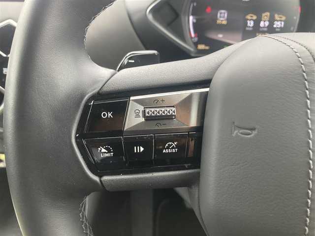 ＤＳオートモビル シトロエン ＤＳ３ クロスバック オペラ ブルーHDi 熊本県 2023(令5)年 1.3万km グレーⅡ ・スマートキー/・プッシュスタート/・レーンキープアシスト/・アクティブセーフティブレーキ/・道路標識認識/・ブラインドスポットモニター/・パーキングセンサー/・インテリジェントハイビーム/・アダプティブライト/・クルーズコントロール(追従式)/・黒革シート/・D席パワーシート/・前席シートヒーター /・純正メモリナビ/　【Bluetooth・USB・AppleCarPlay・AndroidAuto】/・バックカメラ＆フロントカメラ/・ワイヤレス充電/・ETC/・LEDヘッドランプ/・純正マット