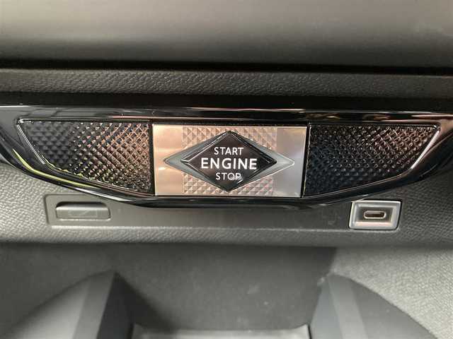 ＤＳオートモビル シトロエン ＤＳ３ クロスバック オペラ ブルーHDi 熊本県 2023(令5)年 1.3万km グレーⅡ ・スマートキー/・プッシュスタート/・レーンキープアシスト/・アクティブセーフティブレーキ/・道路標識認識/・ブラインドスポットモニター/・パーキングセンサー/・インテリジェントハイビーム/・アダプティブライト/・クルーズコントロール(追従式)/・黒革シート/・D席パワーシート/・前席シートヒーター /・純正メモリナビ/　【Bluetooth・USB・AppleCarPlay・AndroidAuto】/・バックカメラ＆フロントカメラ/・ワイヤレス充電/・ETC/・LEDヘッドランプ/・純正マット