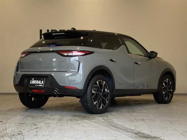 ＤＳオートモビル シトロエン ＤＳ３ クロスバック オペラ ブルーHDi 熊本県 2023(令5)年 1.3万km グレーⅡ ・スマートキー/・プッシュスタート/・レーンキープアシスト/・アクティブセーフティブレーキ/・道路標識認識/・ブラインドスポットモニター/・パーキングセンサー/・インテリジェントハイビーム/・アダプティブライト/・クルーズコントロール(追従式)/・黒革シート/・D席パワーシート/・前席シートヒーター /・純正メモリナビ/　【Bluetooth・USB・AppleCarPlay・AndroidAuto】/・バックカメラ＆フロントカメラ/・ワイヤレス充電/・ETC/・LEDヘッドランプ/・純正マット