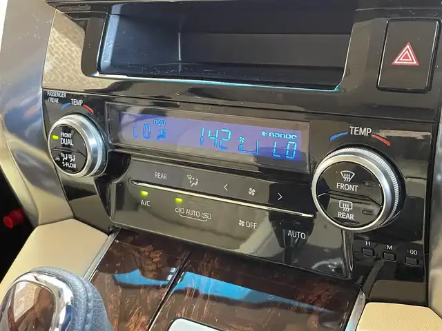 トヨタ アルファードハイブリット X 岩手県 2019(令1)年 5.7万km ホワイトパールクリスタルシャイン ４WD/ツインムーンルーフ/ALPINE10.1型後席モニター/ALPINEビッグX９型ナビ/両側パワースライドドア/トヨタセーフティセンス/レーダークルーズコントロール/レーンアシスト/プリクラッシュセーフティ/オートマチックハイビーム/クリアランスソナー/横滑り防止装置/オートブレーキホールド/ステアリングスイッチ/バックカメラ/ETC/ドライブレコーダー/MTモード付きAT/LEDヘッドランプ/純正16インチアルミホイール