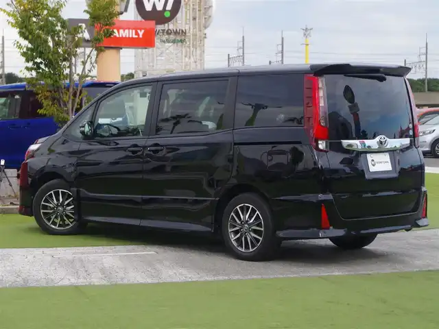 トヨタ ノア Si 千葉県 2014(平26)年 7.5万km ブラック 205/60R16/両側パワースライドドア/社外メモリーナビ/地デジTV/【DVD/CD再生機能　Bluetooth接続】/バックカメラ/ドライブレコーダー（前後撮影）/革巻きステアリング/ETC/LEDヘッドライト/フォグライト/ウインカーミラー/純正16インチアルミホイル/スマートキー