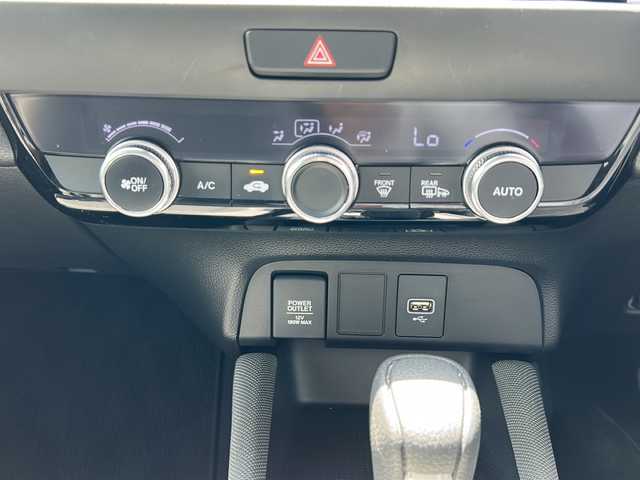 ホンダ フィット e:HEVクロスター 神奈川県 2020(令2)年 1.1万km プレミアムサンライトホワイトパール ワンオーナー/レーダークルーズコントロール/ETC/純正ナビ（SD/AM/FM/BT/DVD/TV）/純正ドラレコ/純正フロアマット/オートライト/ホンダセンシング/アイドリングストップ/バックカメラ/LEDヘッドライト/盗難防止装置/レーンキープアシスト/ABS/横滑り防止装置/ブレーキホールド/取扱説明書/保証書/スペアキー×1