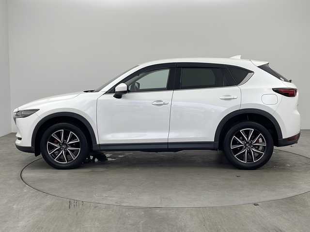 マツダ ＣＸ－５ 25S Lパッケージ 兵庫県 2017(平29)年 6.4万km スノーフレイクホワイトパールマイカ ・純正SDナビ/CD/DVD/Bluetooth/USB/AUX/・レーダークルーズコントロール/・バックカメラ/・サイドカメラ/・LEDヘッドライト/・オートライト/・ヘッドアップディスプレイ/・衝突被害軽減システム/・ブラインドスポットモニター/・前後コーナーセンサー/・レーンキープアシスト/・レザーシート/・パワーシート（D席＋N席）/・メモリシート（D席）/・全席ヒートシーター/・パワーバックドア/・純正19インチアルミホイール/・純正フロアマット/・革巻きステアリング/・ステアリングリモコン/・ステアリングヒーター/・ETC/・アイドリングストップ/・スマートキー