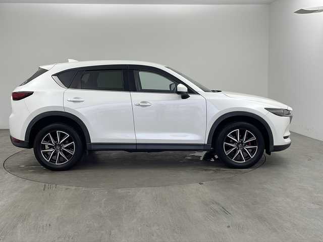 マツダ ＣＸ－５ 25S Lパッケージ 兵庫県 2017(平29)年 6.4万km スノーフレイクホワイトパールマイカ ・純正SDナビ/CD/DVD/Bluetooth/USB/AUX/・レーダークルーズコントロール/・バックカメラ/・サイドカメラ/・LEDヘッドライト/・オートライト/・ヘッドアップディスプレイ/・衝突被害軽減システム/・ブラインドスポットモニター/・前後コーナーセンサー/・レーンキープアシスト/・レザーシート/・パワーシート（D席＋N席）/・メモリシート（D席）/・全席ヒートシーター/・パワーバックドア/・純正19インチアルミホイール/・純正フロアマット/・革巻きステアリング/・ステアリングリモコン/・ステアリングヒーター/・ETC/・アイドリングストップ/・スマートキー
