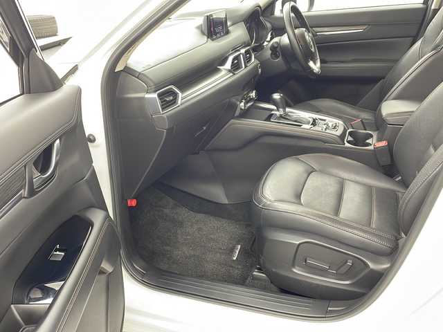 マツダ ＣＸ－５ 25S Lパッケージ 兵庫県 2017(平29)年 6.4万km スノーフレイクホワイトパールマイカ ・純正SDナビ/CD/DVD/Bluetooth/USB/AUX/・レーダークルーズコントロール/・バックカメラ/・サイドカメラ/・LEDヘッドライト/・オートライト/・ヘッドアップディスプレイ/・衝突被害軽減システム/・ブラインドスポットモニター/・前後コーナーセンサー/・レーンキープアシスト/・レザーシート/・パワーシート（D席＋N席）/・メモリシート（D席）/・全席ヒートシーター/・パワーバックドア/・純正19インチアルミホイール/・純正フロアマット/・革巻きステアリング/・ステアリングリモコン/・ステアリングヒーター/・ETC/・アイドリングストップ/・スマートキー