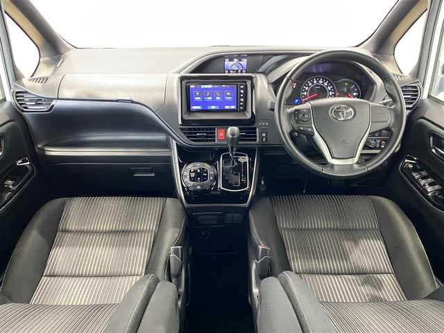 トヨタ ヴォクシー ZS 煌Ⅱ 岐阜県 2019(平31)年 5.8万km ホワイトパールクリスタルシャイン 特別仕様車/トヨタセーフティセンス/・プリクラッシュセーフティ【PCS】/・オートマチックハイビーム【AHB】/・レーンディパーチャーアラート【LDA】/クルーズコントロール/クリアランスソナー前後/純正SDナビ（NSZT-W68T）/（フルセグTV/CD/DVD/Bluetooth）/バックカメラ/両側パワースライドドア/Bi-Beam LEDヘッドライト/革巻きステアリング/MTモード付AT/リヤオートエアコン/純正16インチAW/純正フロアマット/純正ドアバイザー/純正ドライブレコーダー/純正ビルトインETC