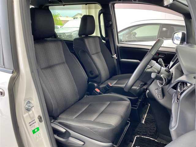 トヨタ ヴォクシー ZS 煌Ⅱ 岐阜県 2019(平31)年 5.8万km ホワイトパールクリスタルシャイン 特別仕様車/トヨタセーフティセンス/・プリクラッシュセーフティ【PCS】/・オートマチックハイビーム【AHB】/・レーンディパーチャーアラート【LDA】/クルーズコントロール/クリアランスソナー前後/純正SDナビ（NSZT-W68T）/（フルセグTV/CD/DVD/Bluetooth）/バックカメラ/両側パワースライドドア/Bi-Beam LEDヘッドライト/革巻きステアリング/MTモード付AT/リヤオートエアコン/純正16インチAW/純正フロアマット/純正ドアバイザー/純正ドライブレコーダー/純正ビルトインETC