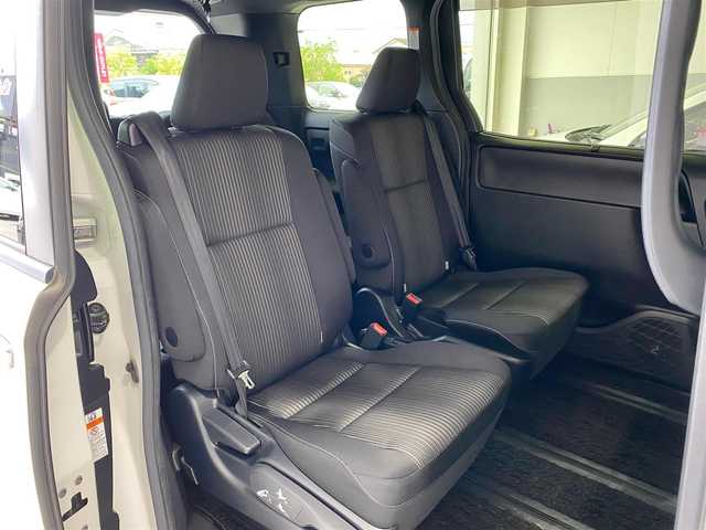 トヨタ ヴォクシー ZS 煌Ⅱ 岐阜県 2019(平31)年 5.8万km ホワイトパールクリスタルシャイン 特別仕様車/トヨタセーフティセンス/・プリクラッシュセーフティ【PCS】/・オートマチックハイビーム【AHB】/・レーンディパーチャーアラート【LDA】/クルーズコントロール/クリアランスソナー前後/純正SDナビ（NSZT-W68T）/（フルセグTV/CD/DVD/Bluetooth）/バックカメラ/両側パワースライドドア/Bi-Beam LEDヘッドライト/革巻きステアリング/MTモード付AT/リヤオートエアコン/純正16インチAW/純正フロアマット/純正ドアバイザー/純正ドライブレコーダー/純正ビルトインETC