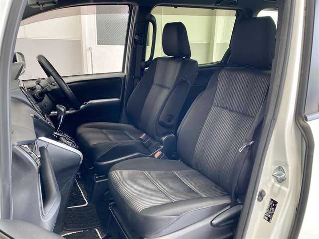 トヨタ ヴォクシー ZS 煌Ⅱ 岐阜県 2019(平31)年 5.8万km ホワイトパールクリスタルシャイン 特別仕様車/トヨタセーフティセンス/・プリクラッシュセーフティ【PCS】/・オートマチックハイビーム【AHB】/・レーンディパーチャーアラート【LDA】/クルーズコントロール/クリアランスソナー前後/純正SDナビ（NSZT-W68T）/（フルセグTV/CD/DVD/Bluetooth）/バックカメラ/両側パワースライドドア/Bi-Beam LEDヘッドライト/革巻きステアリング/MTモード付AT/リヤオートエアコン/純正16インチAW/純正フロアマット/純正ドアバイザー/純正ドライブレコーダー/純正ビルトインETC