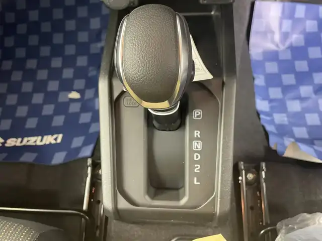 スズキ ジムニー XC 埼玉県 2025(令7)年 0.1万km未満 ミディアムグレー 届出済未使用車/４WD/クルーズコントロール/前席シートヒーター/純正１６インチAW/プッシュスタート/スマートキー/スペアキー１本