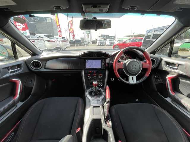トヨタ ８６ GT 千葉県 2012(平24)年 4.5万km サテンホワイトパール 6MT/TRDエアロ/TRDマフラー/純正SDナビ【NSZT-W62G】/・CD/DVD/MSV/Bluetooth/フルセグ/バックカメラ/スマートキー/純正17インチアルミホイール/純正キセノンヘッドライト/フォグランプ/純正ドライブレコーダー【TZ-D004】/ETC/ドアバイザー/カーテンエアバッグ/新車時保証書＆取扱説明書