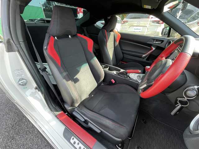 トヨタ ８６ GT 千葉県 2012(平24)年 4.5万km サテンホワイトパール 6MT/TRDエアロ/TRDマフラー/純正SDナビ【NSZT-W62G】/・CD/DVD/MSV/Bluetooth/フルセグ/バックカメラ/スマートキー/純正17インチアルミホイール/純正キセノンヘッドライト/フォグランプ/純正ドライブレコーダー【TZ-D004】/ETC/ドアバイザー/カーテンエアバッグ/新車時保証書＆取扱説明書
