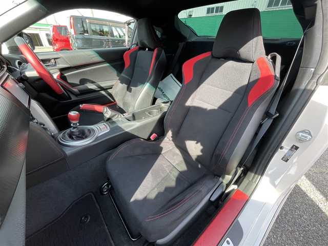 トヨタ ８６ GT 千葉県 2012(平24)年 4.5万km サテンホワイトパール 6MT/TRDエアロ/TRDマフラー/純正SDナビ【NSZT-W62G】/・CD/DVD/MSV/Bluetooth/フルセグ/バックカメラ/スマートキー/純正17インチアルミホイール/純正キセノンヘッドライト/フォグランプ/純正ドライブレコーダー【TZ-D004】/ETC/ドアバイザー/カーテンエアバッグ/新車時保証書＆取扱説明書
