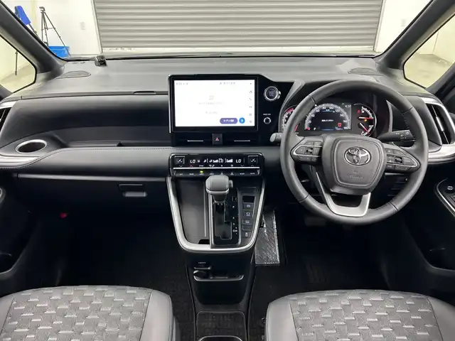 トヨタ ヴォクシー S－Z 三重県 2022(令4)年 1.6万km アティチュードブラックマイカ 禁煙車/モデリスタシグネチャーイルミグリル/モデリスタイルミルーフスポイラー/トヨタセーフティセンス/・プリクラッシュセーフティ/・レーントレーシングアシスト/・レーンディパーチャーアラート/・オートマチックハイビーム/・ロードサインアシスト/・レーダークルーズコントロール/純正10.5インチディスプレイオーディオ/・AM/FM/CD/DVD/フルセグ/Bluetooth/USB/HDMI/バックカメラ/両側パワースライドドア/前席シートヒーター/ハーフレザーシート/純正ドライブレコーダー/電動パーキング/LEDヘッドライト/オートライト/ETC2.0/純正17インチアルミホイール