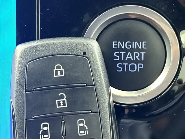 トヨタ ヴォクシー S－Z 三重県 2022(令4)年 1.6万km アティチュードブラックマイカ 禁煙車/モデリスタシグネチャーイルミグリル/モデリスタイルミルーフスポイラー/トヨタセーフティセンス/・プリクラッシュセーフティ/・レーントレーシングアシスト/・レーンディパーチャーアラート/・オートマチックハイビーム/・ロードサインアシスト/・レーダークルーズコントロール/純正10.5インチディスプレイオーディオ/・AM/FM/CD/DVD/フルセグ/Bluetooth/USB/HDMI/バックカメラ/両側パワースライドドア/前席シートヒーター/ハーフレザーシート/純正ドライブレコーダー/電動パーキング/LEDヘッドライト/オートライト/ETC2.0/純正17インチアルミホイール