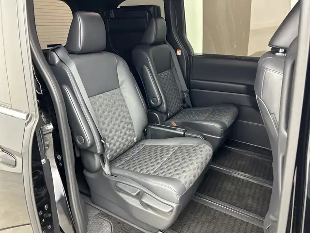 トヨタ ヴォクシー S－Z 三重県 2022(令4)年 1.6万km アティチュードブラックマイカ 禁煙車/モデリスタシグネチャーイルミグリル/モデリスタイルミルーフスポイラー/トヨタセーフティセンス/・プリクラッシュセーフティ/・レーントレーシングアシスト/・レーンディパーチャーアラート/・オートマチックハイビーム/・ロードサインアシスト/・レーダークルーズコントロール/純正10.5インチディスプレイオーディオ/・AM/FM/CD/DVD/フルセグ/Bluetooth/USB/HDMI/バックカメラ/両側パワースライドドア/前席シートヒーター/ハーフレザーシート/純正ドライブレコーダー/電動パーキング/LEDヘッドライト/オートライト/ETC2.0/純正17インチアルミホイール