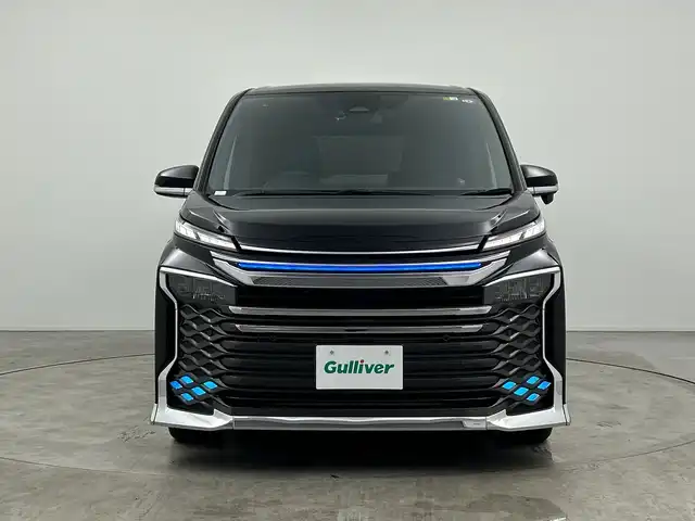 トヨタ ヴォクシー S－Z 三重県 2022(令4)年 1.6万km アティチュードブラックマイカ 禁煙車/モデリスタシグネチャーイルミグリル/モデリスタイルミルーフスポイラー/トヨタセーフティセンス/・プリクラッシュセーフティ/・レーントレーシングアシスト/・レーンディパーチャーアラート/・オートマチックハイビーム/・ロードサインアシスト/・レーダークルーズコントロール/純正10.5インチディスプレイオーディオ/・AM/FM/CD/DVD/フルセグ/Bluetooth/USB/HDMI/バックカメラ/両側パワースライドドア/前席シートヒーター/ハーフレザーシート/純正ドライブレコーダー/電動パーキング/LEDヘッドライト/オートライト/ETC2.0/純正17インチアルミホイール
