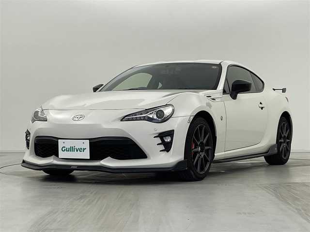 トヨタ ８６ GT リミテッド ブラックPKG 群馬県 2018(平30)年 9.2万km クリスタルホワイトパール 〈GT”Limited・Black Package”〉/・brembo専用17インチアルミホイール(ブラック塗装、センターオーナメント)/・brembo製ベンチレーテッドディスクブレーキ(フロント/リヤ)/・リヤスポイラー/・リヤフォグランプ/・LEDフォグランプ/・革巻きシフトレバーノブ＆パーキングブレーキレバー/―――――――――/トヨタ純正ナビ(型式：NSZT-W66T)/・フルセグTV/BT/CD/DVD/AM/FM/バックカメラ/TOM’Sエアロ(フロント/サイド)/TRDマフラー/ETC/ドライブレコーダー/シートヒーター/クルーズコントロール/社外コーナーセンサー/LEDヘッドライト/プッシュスタート/スマートキー/ヒルスタートアシストコントロール/走行制御モードスイッチ/左右独立温度コントロールフルオートエアコン