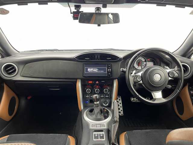 トヨタ ８６ GT リミテッド ブラックPKG 群馬県 2018(平30)年 9.2万km クリスタルホワイトパール 〈GT”Limited・Black Package”〉/・brembo専用17インチアルミホイール(ブラック塗装、センターオーナメント)/・brembo製ベンチレーテッドディスクブレーキ(フロント/リヤ)/・リヤスポイラー/・リヤフォグランプ/・LEDフォグランプ/・革巻きシフトレバーノブ＆パーキングブレーキレバー/―――――――――/トヨタ純正ナビ(型式：NSZT-W66T)/・フルセグTV/BT/CD/DVD/AM/FM/バックカメラ/TOM’Sエアロ(フロント/サイド)/TRDマフラー/ETC/ドライブレコーダー/シートヒーター/クルーズコントロール/社外コーナーセンサー/LEDヘッドライト/プッシュスタート/スマートキー/ヒルスタートアシストコントロール/走行制御モードスイッチ/左右独立温度コントロールフルオートエアコン
