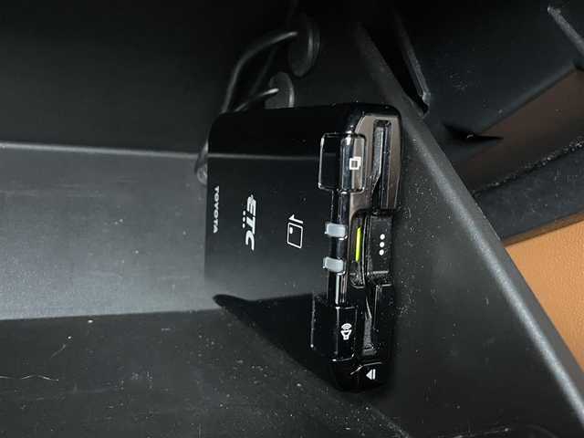 トヨタ ８６ GT リミテッド ブラックPKG 群馬県 2018(平30)年 9.2万km クリスタルホワイトパール 〈GT”Limited・Black Package”〉/・brembo専用17インチアルミホイール(ブラック塗装、センターオーナメント)/・brembo製ベンチレーテッドディスクブレーキ(フロント/リヤ)/・リヤスポイラー/・リヤフォグランプ/・LEDフォグランプ/・革巻きシフトレバーノブ＆パーキングブレーキレバー/―――――――――/トヨタ純正ナビ(型式：NSZT-W66T)/・フルセグTV/BT/CD/DVD/AM/FM/バックカメラ/TOM’Sエアロ(フロント/サイド)/TRDマフラー/ETC/ドライブレコーダー/シートヒーター/クルーズコントロール/社外コーナーセンサー/LEDヘッドライト/プッシュスタート/スマートキー/ヒルスタートアシストコントロール/走行制御モードスイッチ/左右独立温度コントロールフルオートエアコン