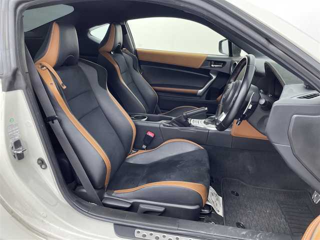 トヨタ ８６ GT リミテッド ブラックPKG 群馬県 2018(平30)年 9.2万km クリスタルホワイトパール 〈GT”Limited・Black Package”〉/・brembo専用17インチアルミホイール(ブラック塗装、センターオーナメント)/・brembo製ベンチレーテッドディスクブレーキ(フロント/リヤ)/・リヤスポイラー/・リヤフォグランプ/・LEDフォグランプ/・革巻きシフトレバーノブ＆パーキングブレーキレバー/―――――――――/トヨタ純正ナビ(型式：NSZT-W66T)/・フルセグTV/BT/CD/DVD/AM/FM/バックカメラ/TOM’Sエアロ(フロント/サイド)/TRDマフラー/ETC/ドライブレコーダー/シートヒーター/クルーズコントロール/社外コーナーセンサー/LEDヘッドライト/プッシュスタート/スマートキー/ヒルスタートアシストコントロール/走行制御モードスイッチ/左右独立温度コントロールフルオートエアコン