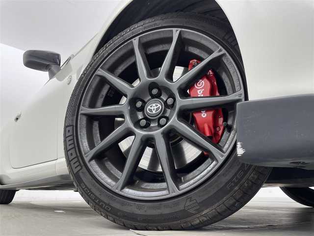 トヨタ ８６ GT リミテッド ブラックPKG 群馬県 2018(平30)年 9.2万km クリスタルホワイトパール 〈GT”Limited・Black Package”〉/・brembo専用17インチアルミホイール(ブラック塗装、センターオーナメント)/・brembo製ベンチレーテッドディスクブレーキ(フロント/リヤ)/・リヤスポイラー/・リヤフォグランプ/・LEDフォグランプ/・革巻きシフトレバーノブ＆パーキングブレーキレバー/―――――――――/トヨタ純正ナビ(型式：NSZT-W66T)/・フルセグTV/BT/CD/DVD/AM/FM/バックカメラ/TOM’Sエアロ(フロント/サイド)/TRDマフラー/ETC/ドライブレコーダー/シートヒーター/クルーズコントロール/社外コーナーセンサー/LEDヘッドライト/プッシュスタート/スマートキー/ヒルスタートアシストコントロール/走行制御モードスイッチ/左右独立温度コントロールフルオートエアコン