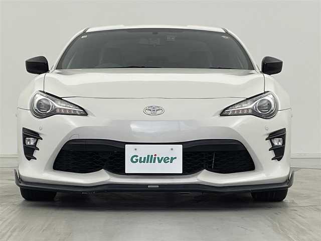 トヨタ ８６ GT リミテッド ブラックPKG 群馬県 2018(平30)年 9.2万km クリスタルホワイトパール 〈GT”Limited・Black Package”〉/・brembo専用17インチアルミホイール(ブラック塗装、センターオーナメント)/・brembo製ベンチレーテッドディスクブレーキ(フロント/リヤ)/・リヤスポイラー/・リヤフォグランプ/・LEDフォグランプ/・革巻きシフトレバーノブ＆パーキングブレーキレバー/―――――――――/トヨタ純正ナビ(型式：NSZT-W66T)/・フルセグTV/BT/CD/DVD/AM/FM/バックカメラ/TOM’Sエアロ(フロント/サイド)/TRDマフラー/ETC/ドライブレコーダー/シートヒーター/クルーズコントロール/社外コーナーセンサー/LEDヘッドライト/プッシュスタート/スマートキー/ヒルスタートアシストコントロール/走行制御モードスイッチ/左右独立温度コントロールフルオートエアコン