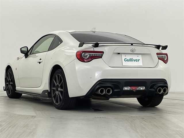 トヨタ ８６ GT リミテッド ブラックPKG 群馬県 2018(平30)年 9.2万km クリスタルホワイトパール 〈GT”Limited・Black Package”〉/・brembo専用17インチアルミホイール(ブラック塗装、センターオーナメント)/・brembo製ベンチレーテッドディスクブレーキ(フロント/リヤ)/・リヤスポイラー/・リヤフォグランプ/・LEDフォグランプ/・革巻きシフトレバーノブ＆パーキングブレーキレバー/―――――――――/トヨタ純正ナビ(型式：NSZT-W66T)/・フルセグTV/BT/CD/DVD/AM/FM/バックカメラ/TOM’Sエアロ(フロント/サイド)/TRDマフラー/ETC/ドライブレコーダー/シートヒーター/クルーズコントロール/社外コーナーセンサー/LEDヘッドライト/プッシュスタート/スマートキー/ヒルスタートアシストコントロール/走行制御モードスイッチ/左右独立温度コントロールフルオートエアコン