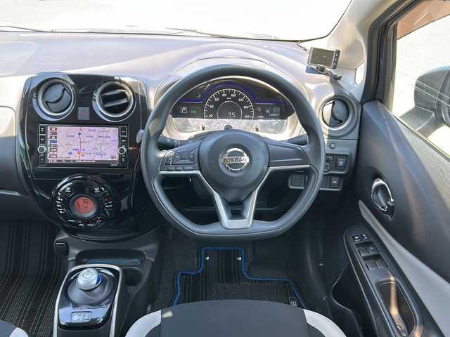 日産 ノート e－パワー X Vセレクション 茨城県 2020(令2)年 2.3万km グレー 横滑り防止装置/衝突被害軽減システム/コーナーセンサー/レーンキープアシスト/オートライト/LEDヘッドライト/Bluetooth/ETC/バックカメラ/フルセグTV/純正SDナビ/パーキングアシスト/冷房AAC/スマートキー/ドライブレコーダー/純正フロアマット/15インチ純正アルミホイール