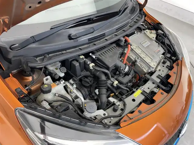 日産 ノート e－パワー X 滋賀県 2018(平30)年 5.1万km プレミアムコロナオレンジ 純正７インチナビ/（Bluetooth/CD/DVD/フルセグTV/SD/AUX）/全方位カメラ/衝突軽減装置/レーンキープアシスト/デジタルインナーミラー/ＥＴＣ/プッシュスタート/スマートキー/ステアリングリモコン/純正マット/オートライト