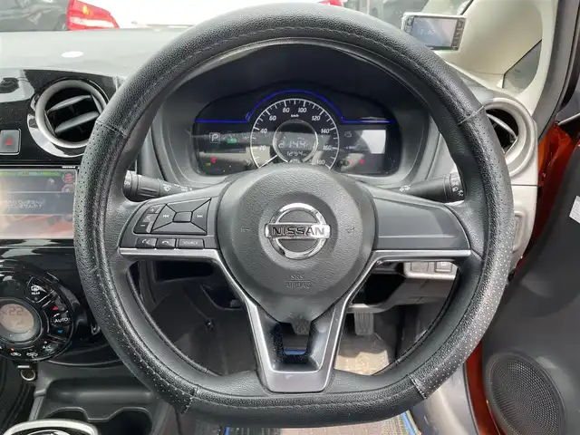 日産 ノート e－パワー X 滋賀県 2018(平30)年 5.1万km プレミアムコロナオレンジ 純正７インチナビ/（Bluetooth/CD/DVD/フルセグTV/SD/AUX）/全方位カメラ/衝突軽減装置/レーンキープアシスト/デジタルインナーミラー/ＥＴＣ/プッシュスタート/スマートキー/ステアリングリモコン/純正マット/オートライト