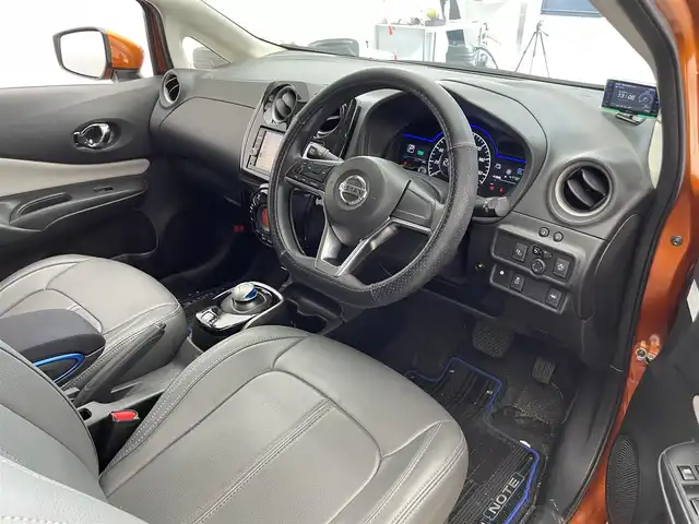 日産 ノート e－パワー X 滋賀県 2018(平30)年 5.1万km プレミアムコロナオレンジ 純正７インチナビ/（Bluetooth/CD/DVD/フルセグTV/SD/AUX）/全方位カメラ/衝突軽減装置/レーンキープアシスト/デジタルインナーミラー/ＥＴＣ/プッシュスタート/スマートキー/ステアリングリモコン/純正マット/オートライト