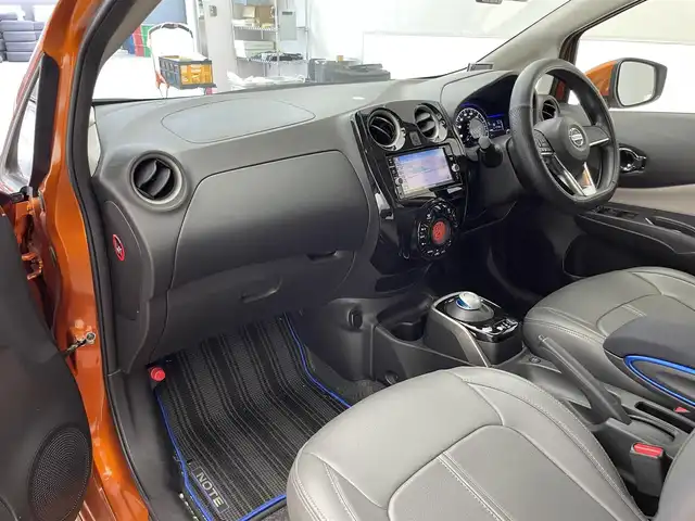 日産 ノート e－パワー X 滋賀県 2018(平30)年 5.1万km プレミアムコロナオレンジ 純正７インチナビ/（Bluetooth/CD/DVD/フルセグTV/SD/AUX）/全方位カメラ/衝突軽減装置/レーンキープアシスト/デジタルインナーミラー/ＥＴＣ/プッシュスタート/スマートキー/ステアリングリモコン/純正マット/オートライト