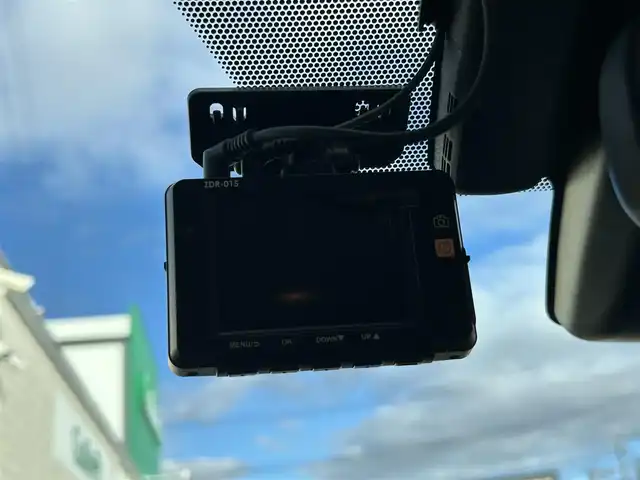 トヨタ プリウス S 石川県 2019(平31)年 6.6万km ホワイトパールクリスタルシャイン カロッツェリアナビ/前後ドライブレコーダー/ETC/フルセグテレビ/バックカメラ/プッシュスタート/クルーズコントロール/スタッドレスアルミSET/ドアバイザー/ウィンカーミラー/LEDヘッドライト
