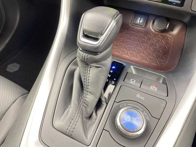トヨタ ＲＡＶ４ ハイブリッドG 道央・札幌 2023(令5)年 2.9万km プラチナホワイトパールマイカ ・４WD /ハイブリッド/・モデリスタエアロF.S.R/・トヨタセーフティーセンス/・プリクラッシュセーフティー/・レーダークルーズコントロール/・ブラインドスポットモニター/・純正10インチディスプレイ/・ナビ.Bluetooth.フルセグ.miracast/・パノラミックビューモニター/・パワーバックドア /・レザーシート/パワーシート/・ベンチレーション/・ステアリングヒーター/・LEDライト/オートハイビーム/・ビルトインETC/・スマートキーx２