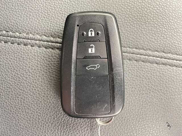 トヨタ ＲＡＶ４ ハイブリッドG 道央・札幌 2023(令5)年 2.9万km プラチナホワイトパールマイカ ・４WD /ハイブリッド/・モデリスタエアロF.S.R/・トヨタセーフティーセンス/・プリクラッシュセーフティー/・レーダークルーズコントロール/・ブラインドスポットモニター/・純正10インチディスプレイ/・ナビ.Bluetooth.フルセグ.miracast/・パノラミックビューモニター/・パワーバックドア /・レザーシート/パワーシート/・ベンチレーション/・ステアリングヒーター/・LEDライト/オートハイビーム/・ビルトインETC/・スマートキーx２