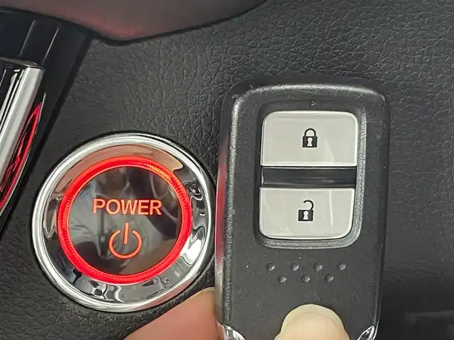 ホンダ ヴェゼル ハイブリッド Z ホンダセンシング 群馬県 2019(平31)年 3.4万km プラチナホワイトパール 純正ナビ　フルセグTV　バックモニター　ハーフレザーシート　両前席シートヒーター　ＬＥＤヘッドライト　純正ビルトインＥＴＣ　純正１７インチアルミホイール　レーンアシスト　ブラインドスポット　オートライト　レーダークルーズコントロール