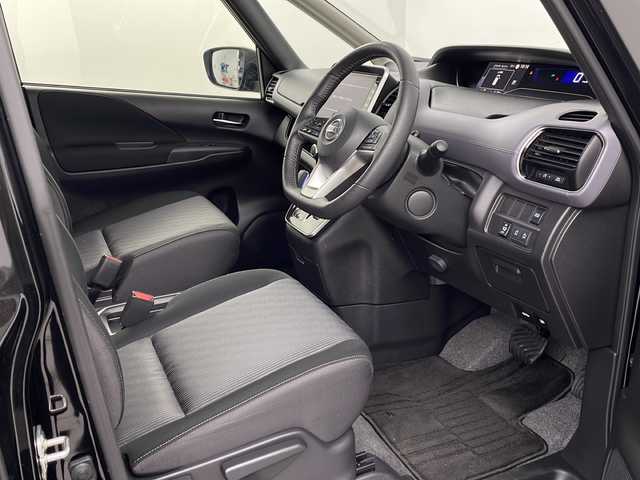 日産 セレナ e－パワー ハイウェイスター V 埼玉県 2022(令4)年 1.6万km ダイヤモンドブラック 純正ナビ10型ナビ（MM521D-L）/（Bluetooth・CD・DVD・AM・FM）　/純正ドライブレコーダー/アラウンドビューカメラ/両側パワースライドドア/デジタルインナーミラー/ビルトインETC/ブラインドスポットモニター/アダプティブクルーズコントロール/コーナーセンサー/レーンキープアシスト/横滑り防止装置/盗難防止装置/プロパイロット/LEDヘッドライト/オートハイビーム/フロントフォグランプ/純正アルミホイール