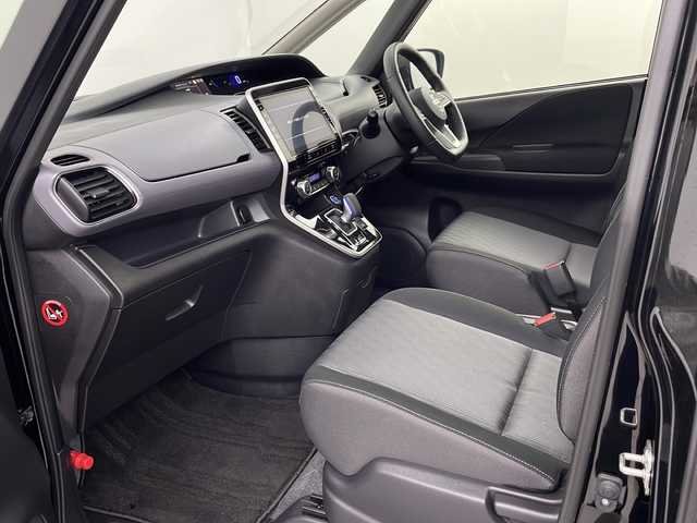 日産 セレナ e－パワー ハイウェイスター V 埼玉県 2022(令4)年 1.6万km ダイヤモンドブラック 純正ナビ10型ナビ（MM521D-L）/（Bluetooth・CD・DVD・AM・FM）　/純正ドライブレコーダー/アラウンドビューカメラ/両側パワースライドドア/デジタルインナーミラー/ビルトインETC/ブラインドスポットモニター/アダプティブクルーズコントロール/コーナーセンサー/レーンキープアシスト/横滑り防止装置/盗難防止装置/プロパイロット/LEDヘッドライト/オートハイビーム/フロントフォグランプ/純正アルミホイール