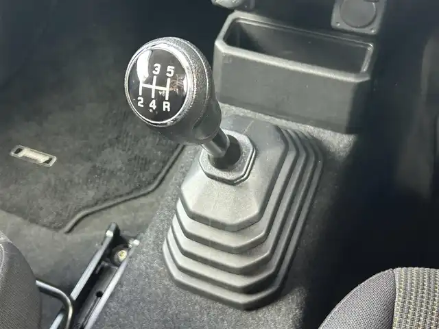 スズキ ジムニー XC 愛知県 2019(平31)年 9.7万km シフォンアイボリーメタリックブラック2トーンルーフ ワンオーナー/社外メモリナビ(FM/AM/BT/CD/DVD/フルセグ)/デュアルセンサーブレーキサポート/5MT/4WD/ターボ/ドライブレコーダー/シートヒーター/LEDヘッドライト/フォグランプ/純正AW16インチ/電動格納ミラー/クルーズコントロール/ETC/純正フロアマット/プッシュスタート/スマートキー・スペアキー１本/ステアリングリモコン/ABS/取扱説明書・保証書