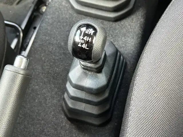 スズキ ジムニー XC 愛知県 2019(平31)年 9.7万km シフォンアイボリーメタリックブラック2トーンルーフ ワンオーナー/社外メモリナビ(FM/AM/BT/CD/DVD/フルセグ)/デュアルセンサーブレーキサポート/5MT/4WD/ターボ/ドライブレコーダー/シートヒーター/LEDヘッドライト/フォグランプ/純正AW16インチ/電動格納ミラー/クルーズコントロール/ETC/純正フロアマット/プッシュスタート/スマートキー・スペアキー１本/ステアリングリモコン/ABS/取扱説明書・保証書