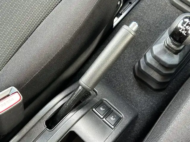 スズキ ジムニー XC 愛知県 2019(平31)年 9.7万km シフォンアイボリーメタリックブラック2トーンルーフ ワンオーナー/社外メモリナビ(FM/AM/BT/CD/DVD/フルセグ)/デュアルセンサーブレーキサポート/5MT/4WD/ターボ/ドライブレコーダー/シートヒーター/LEDヘッドライト/フォグランプ/純正AW16インチ/電動格納ミラー/クルーズコントロール/ETC/純正フロアマット/プッシュスタート/スマートキー・スペアキー１本/ステアリングリモコン/ABS/取扱説明書・保証書