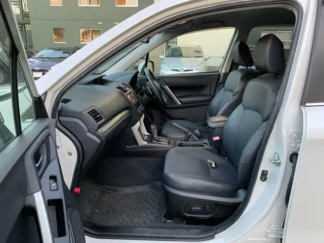 スバル フォレスター 2．0i－L アイサイト 福井県 2013(平25)年 8.6万km サテンホワイトパール (株)IDOMが運営する【じしゃロン福井店】の自社ローン対象車両になります。こちらは現金ご利用時の価格です。/自社ローンご希望の方は別途その旨お申付け下さい。/アイサイト/純正ナビ（CD・DVD・BT接続可）/フルセグテレビ/バックカメラ/ETC/パワーシート（D席・N席）/シートヒーター（D席・N席）/パワーバックドア