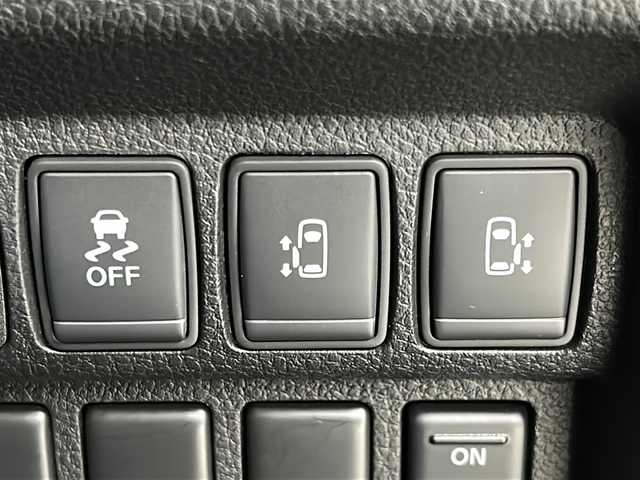 日産 エルグランド 250ハイウェイスターS 宮城県 2021(令3)年 5.4万km ピュアホワイトパール 禁煙車/インテリジェントクルーズコントロール/エマージェンシーブレーキ/車線逸脱警報/車線逸脱防止支援システム/後側方車両検知警報/後側方衝突防止支援システム/ソナー/速度標識表示/道路標識表示/社外10.1インチナビ/（BT.CD.AM.FM.SD.AUX.Applecarplay）/フルセグテレビ/バックカメラ/ビルトインETC/前後ドライブレコーダー/両側パワースライドドア/革巻きステアリング/ステアリングスイッチ/プッシュスタート/スマートキー/ハーフレザーシート/3列シート/オットマン/ロールサンシェード/純正フロアマット/LEDヘッドライト/フォグランプ/純正18インチアルミホイール/ドアバイザー/横滑り防止機能