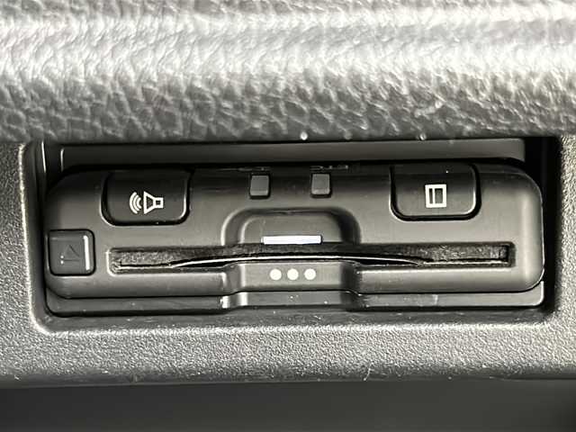 日産 エルグランド 250ハイウェイスターS 宮城県 2021(令3)年 5.4万km ピュアホワイトパール 禁煙車/インテリジェントクルーズコントロール/エマージェンシーブレーキ/車線逸脱警報/車線逸脱防止支援システム/後側方車両検知警報/後側方衝突防止支援システム/ソナー/速度標識表示/道路標識表示/社外10.1インチナビ/（BT.CD.AM.FM.SD.AUX.Applecarplay）/フルセグテレビ/バックカメラ/ビルトインETC/前後ドライブレコーダー/両側パワースライドドア/革巻きステアリング/ステアリングスイッチ/プッシュスタート/スマートキー/ハーフレザーシート/3列シート/オットマン/ロールサンシェード/純正フロアマット/LEDヘッドライト/フォグランプ/純正18インチアルミホイール/ドアバイザー/横滑り防止機能