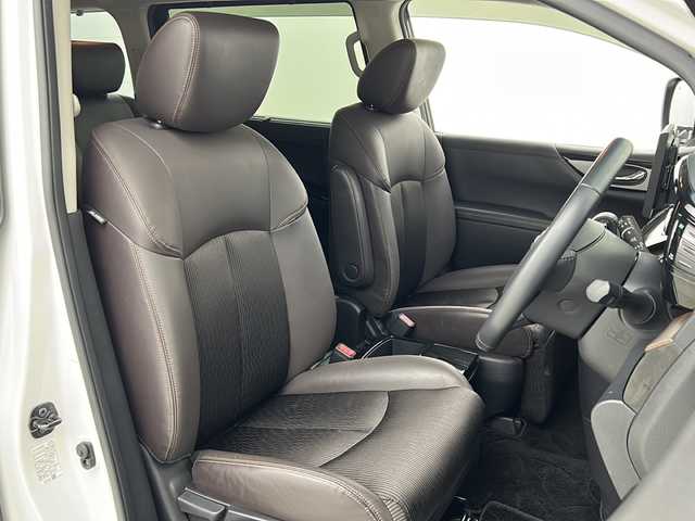 日産 エルグランド 250ハイウェイスターS 宮城県 2021(令3)年 5.4万km ピュアホワイトパール 禁煙車/インテリジェントクルーズコントロール/エマージェンシーブレーキ/車線逸脱警報/車線逸脱防止支援システム/後側方車両検知警報/後側方衝突防止支援システム/ソナー/速度標識表示/道路標識表示/社外10.1インチナビ/（BT.CD.AM.FM.SD.AUX.Applecarplay）/フルセグテレビ/バックカメラ/ビルトインETC/前後ドライブレコーダー/両側パワースライドドア/革巻きステアリング/ステアリングスイッチ/プッシュスタート/スマートキー/ハーフレザーシート/3列シート/オットマン/ロールサンシェード/純正フロアマット/LEDヘッドライト/フォグランプ/純正18インチアルミホイール/ドアバイザー/横滑り防止機能